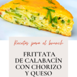 Una rebanada de frittata de calabacín con chorizo y queso cheddar, aderezada con hierbas verdes, junto con un texto en español que promociona recetas de brunch.
