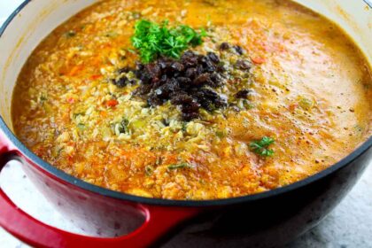 Guiso de polvorosa de pollo en una olla de hierro colado.