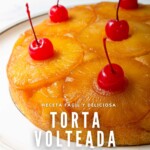 Una tarta de piña al revés sobre un plato blanco adornada con cerezas, con texto en español que la describe como una receta fácil y deliciosa.
