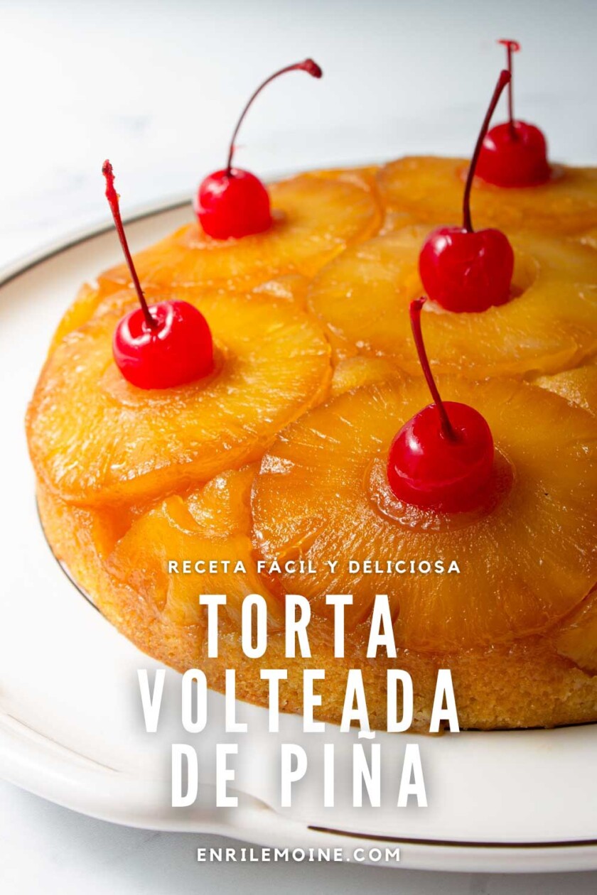 Una tarta de piña al revés sobre un plato blanco adornada con cerezas, con texto en español que la describe como una receta fácil y deliciosa. Una tarta de piña al revés sobre un plato blanco adornada con cerezas, con texto en español que la describe como una receta fácil y deliciosa.