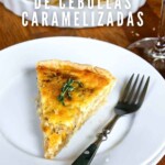 Una rebanada de tarta de cebolla caramelizada en un plato blanco con un tenedor, adornada con hierbas. Superposición de texto en español: "Cómo hacer tarta de cebollas caramelizadas".