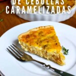Una rodaja de quiche de cebolla caramelizada servida en un plato blanco con un tenedor al lado. El resto de la quiche está al fondo, junto con el texto "Receta Fácil y Deliciosa Quiche de Cebollas Caramelizadas.