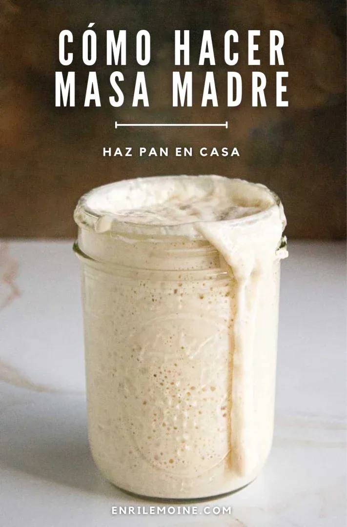 Un tarro de vidrio con masa madre activa, y un titular que reza cómo hacer masa madre.