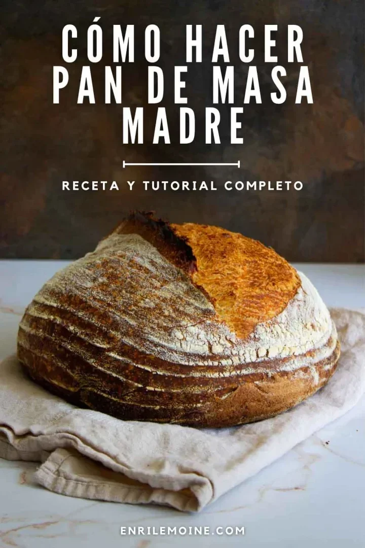 Hogaza de pan de masa madre sobre un paño, con el texto que dice "Cómo hacer pan de masa madre. Receta y tutorial completo" encima.