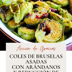 Un plato blanco relleno de coles de Bruselas asadas, adornado con arándanos rojos y con un chorrito de reducción balsámica. El texto a continuación dice: «Coles de Bruselas asadas con arándanos y reducción balsámica».