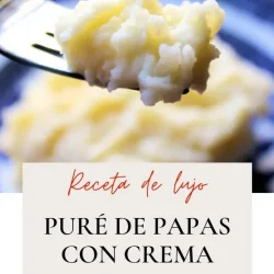 Tenedor que sostiene puré de patatas cremoso, con texto sobre receta de puré de patatas cremoso al ajillo en español abajo, perfecto para acompañar con pan francés o disfrutar al estilo venezolano.