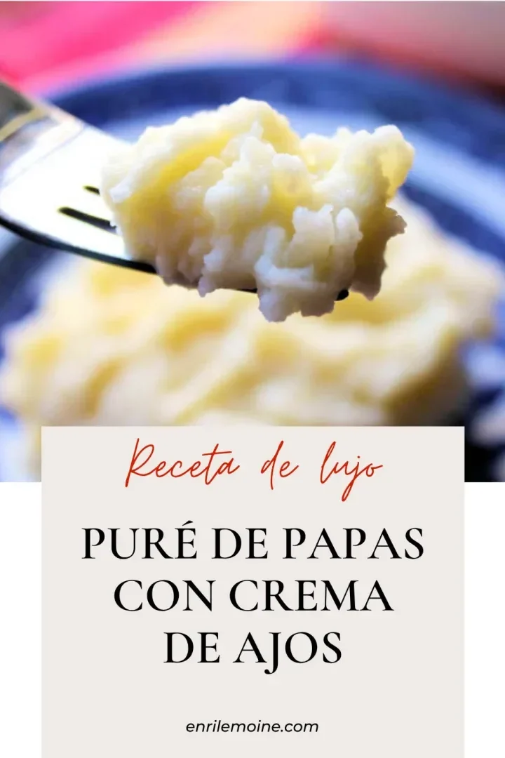 Tenedor que sostiene puré de patatas cremoso, con texto sobre receta de puré de patatas cremoso al ajillo en español abajo, perfecto para acompañar con pan francés o disfrutar al estilo venezolano.