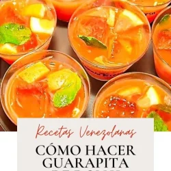 Vasos desechables llenos de guarapita de ron y parchita. el rum punch de los venezolanos.