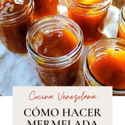 Cuatro tarros de cristal llenos de mermelada de guayaba sobre una toalla de lino beige, con un título de receta en español debajo.