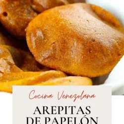 Primer plano de arepitas de papelón y anís de color marrón dorado sobre un plato blanco; texto superpuesto en español.