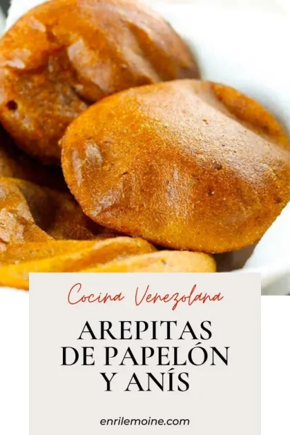 Primer plano de arepitas de papelón y anís de color marrón dorado sobre un plato blanco; texto superpuesto en español.