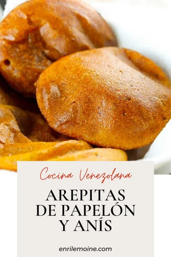Primer plano de arepitas de papelón y anís de color marrón dorado sobre un plato blanco; texto superpuesto en español.
