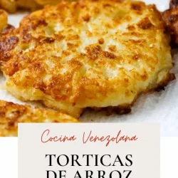 Primer plano de torticas de arroz y queso, estilo venezolano, de color marrón dorado, sobre una superficie blanca con pan francés de fondo, texto superpuesto en español.