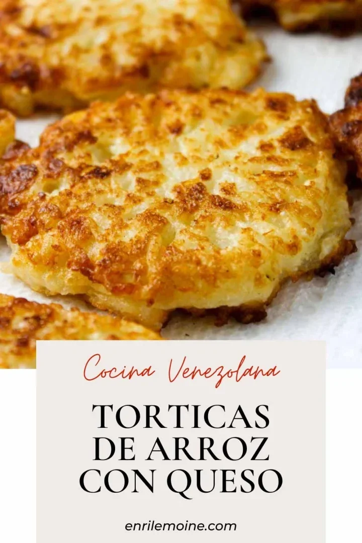 Primer plano de torticas de arroz y queso, estilo venezolano, de color marrón dorado, sobre una superficie blanca con pan francés de fondo, texto superpuesto en español.
