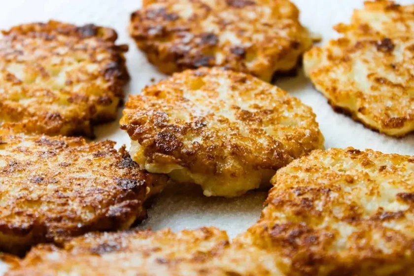Torticas de arroz doradas sobre una superficie blanca, crujientes y recién cocinadas.
