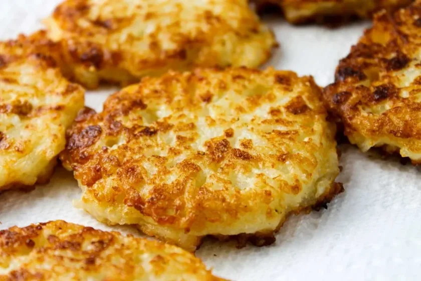 Las tortitas de arroz doradas, hechas al estilo venezolano, reposan sobre una toalla de papel blanco.