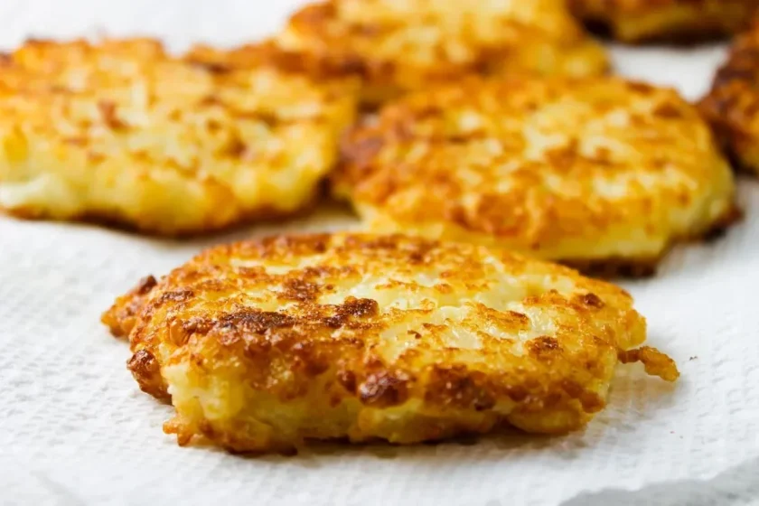Crujientes tortitas de arroz doradas al estilo venezolano descansando sobre una toalla de papel blanco.