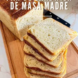Pan de sándwich de masa madre cortado en rodajas sobre una tabla de madera con un cuchillo, y texto en español sobre la imagen.