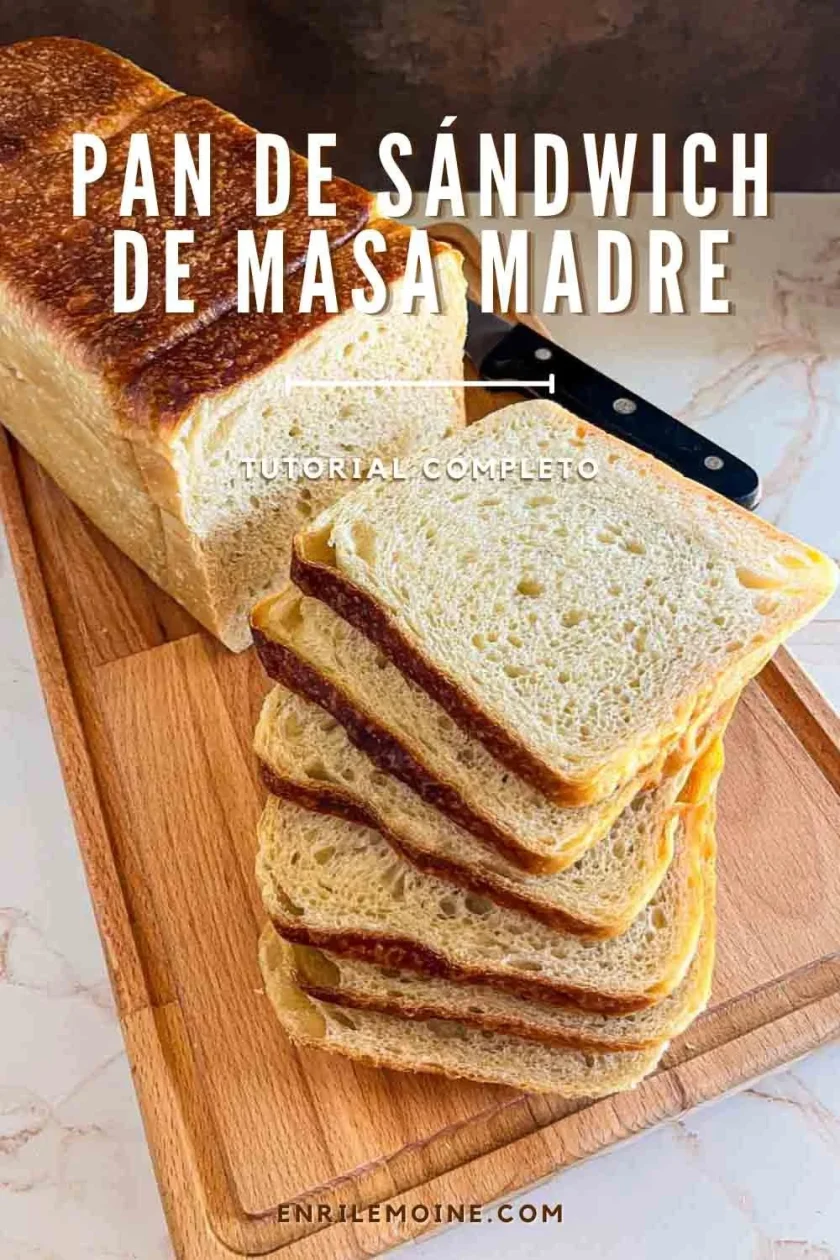 Pan de sándwich de masa madre cortado en rodajas sobre una tabla de madera con un cuchillo, y texto en español sobre la imagen.