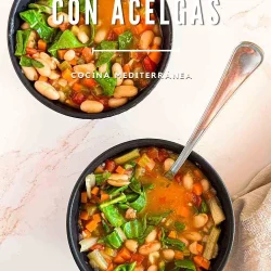 Dos cuencos de sopa de judías y acelgas con cucharas sobre una superficie clara, texto superpuesto en español.