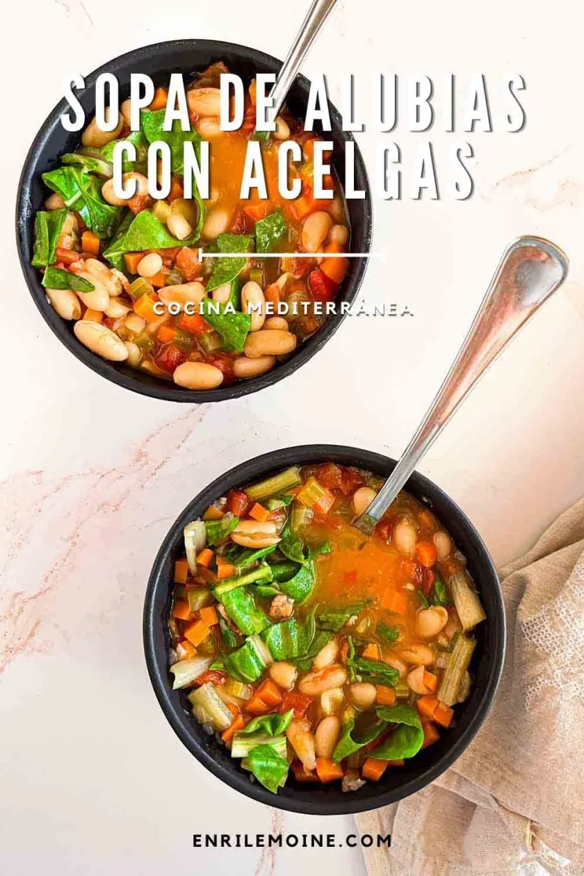 Dos cuencos de sopa de judías y acelgas con cucharas sobre una superficie clara, texto superpuesto en español.