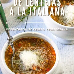 Dos cuencos de sopa de lentejas italiana con queso rallado, cada uno servido con una cuchara, son la forma perfecta de disfrutar de una auténtica receta de sopa de lentejas a la italiana.
