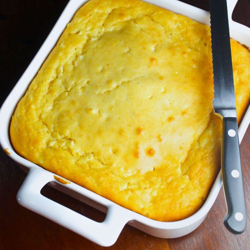 Un molde de pan de maíz con un cuchillo.