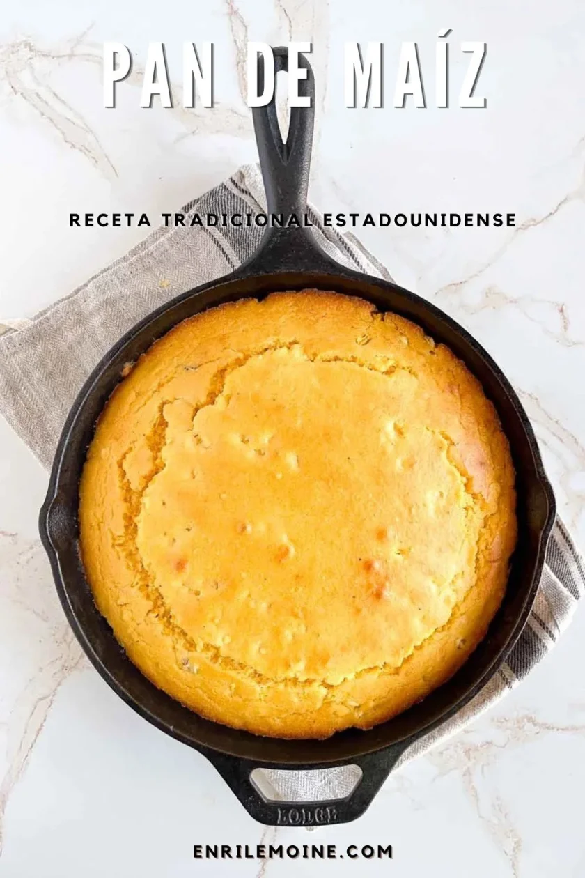 Sartén de hierro fundido con dorado Tradicional pan de maíz estadounidense sobre servilleta beige; texto superpuesto en español que dice "PAN DE MAÍZ" y sugiere cómo hacer pan de maíz.