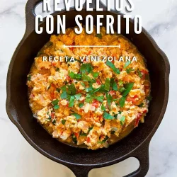 Un caldero con Perico Venezolano, huevos revueltos con sofritos, espolvoreado con cilantro fresco.