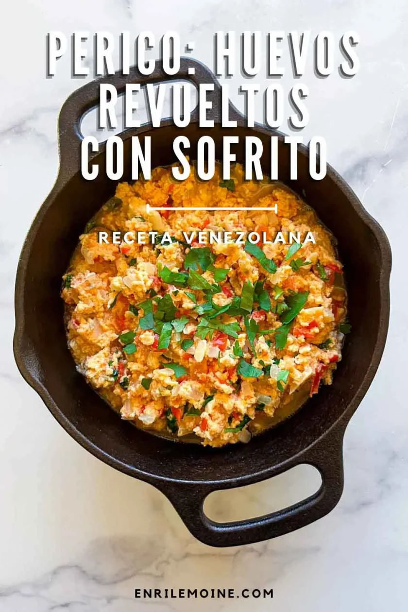 Un caldero  con Perico Venezolano, huevos revueltos con sofritos, espolvoreado  con cilantro fresco.