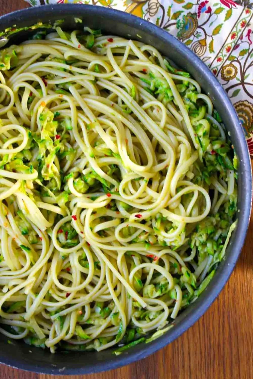 Linguini con calabac'in ralladfo en un sart'en profundo.