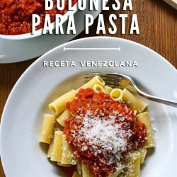 Un plato de pasta con salsa falsa boloñesa, con queso parmesano.