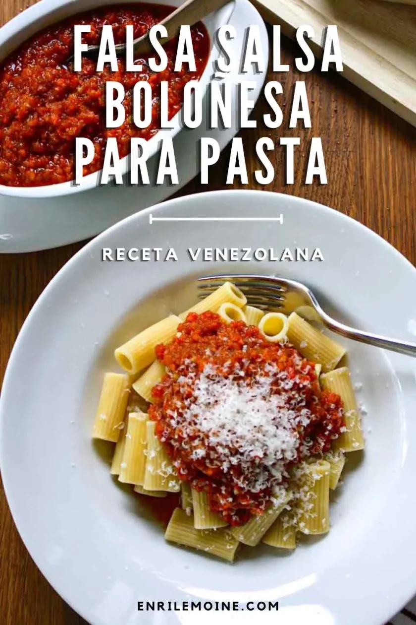 Un plato de pasta con salsa falsa boloñesa, con queso parmesano.