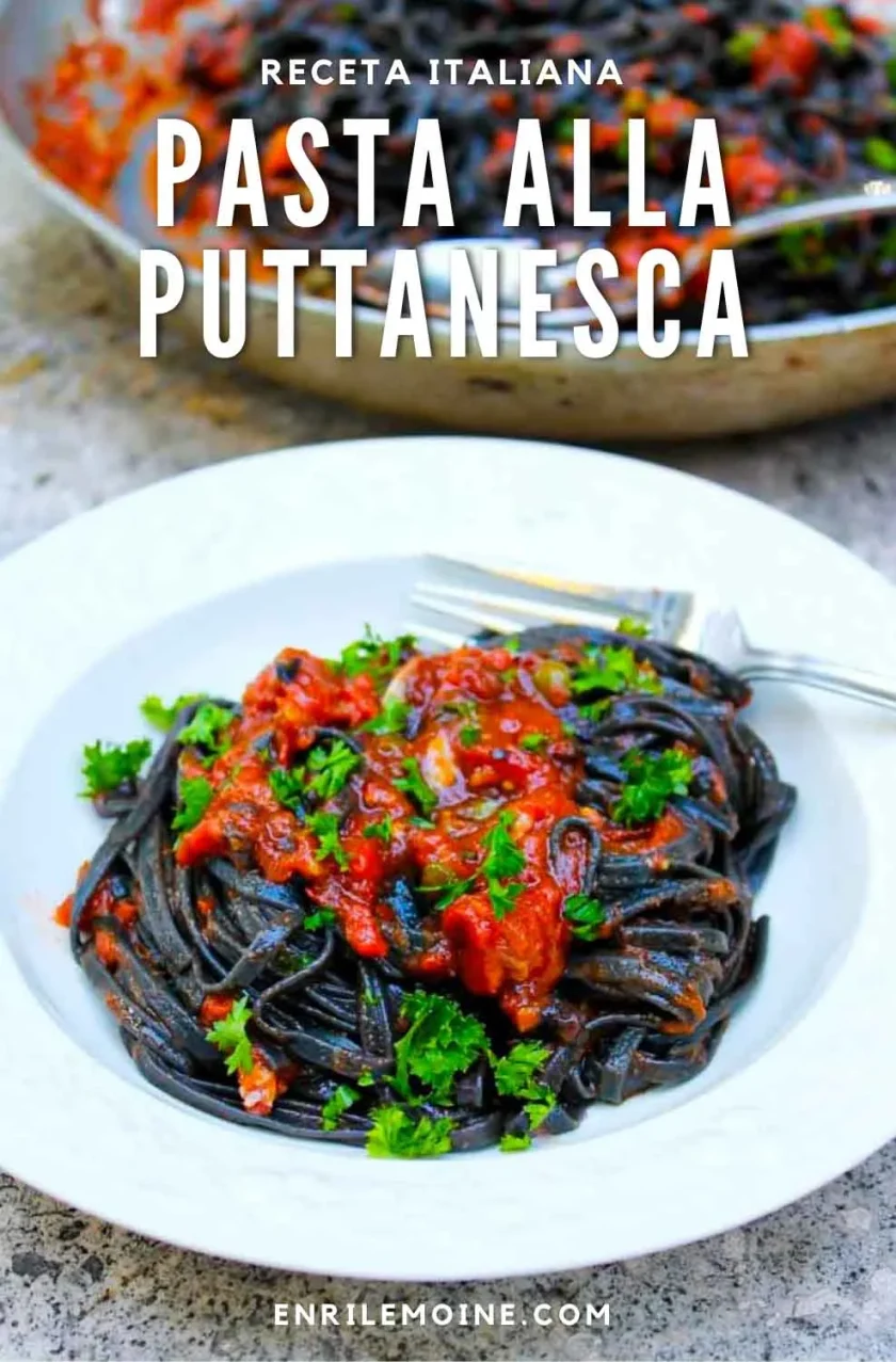 Un plato de pasta alla puttanesca con un tenedor.