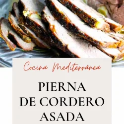 Pierna de cordero asada al romero sobre una bandeja de plata.