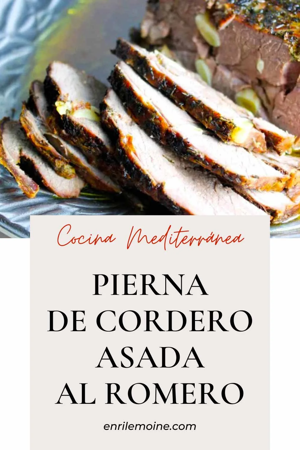 Pierna de cordero asada al romero sobre una bandeja de plata.