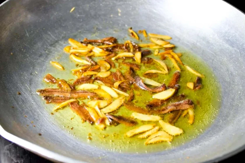 Pasta alla puttanesca - SAVOIR FAIRE by enrilemoine Ajo rebanado y sofriéndose en aceite de oliva con anchoas para hacer pasta alla puttanesca.