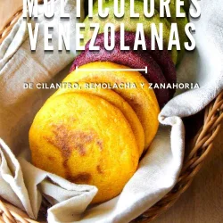 arepas multicolores de vegetales sobre una toalla de lino beige, en una cesta.