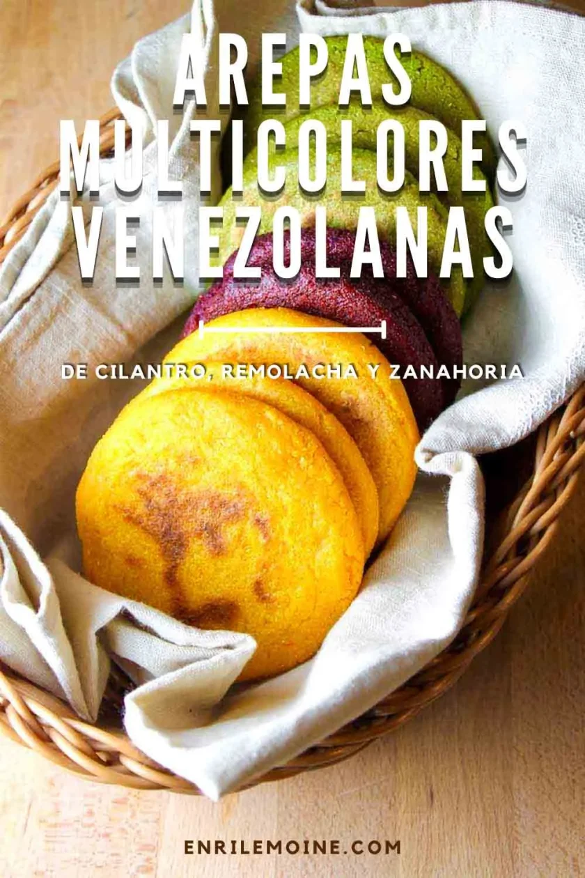 arepas multicolores de vegetales sobre una toalla de lino beige, en una cesta.