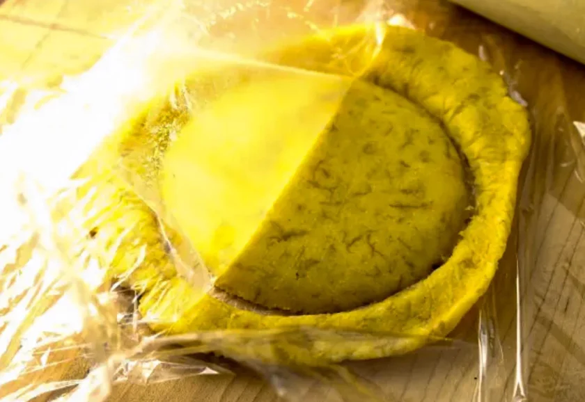 una arepa de platano formada con un molde circular.