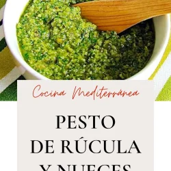 un tazón blanco con pesto de arúgula y nueces.