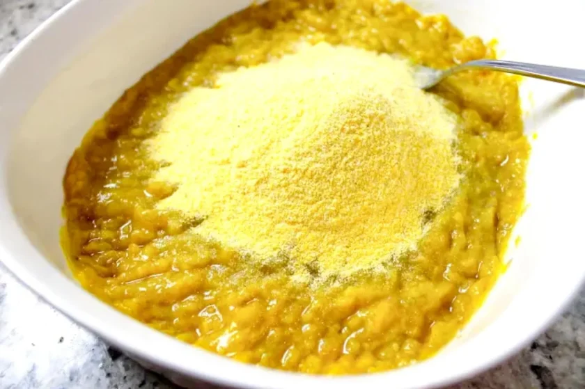 pure de platanos y harina de arepas amarillas en un tazón, para hacer arepas de plåtano.