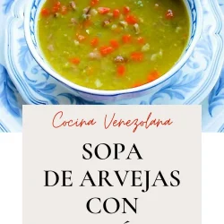 sopa de arvejas con jamøn en un bol banco con arabescos amarillos.