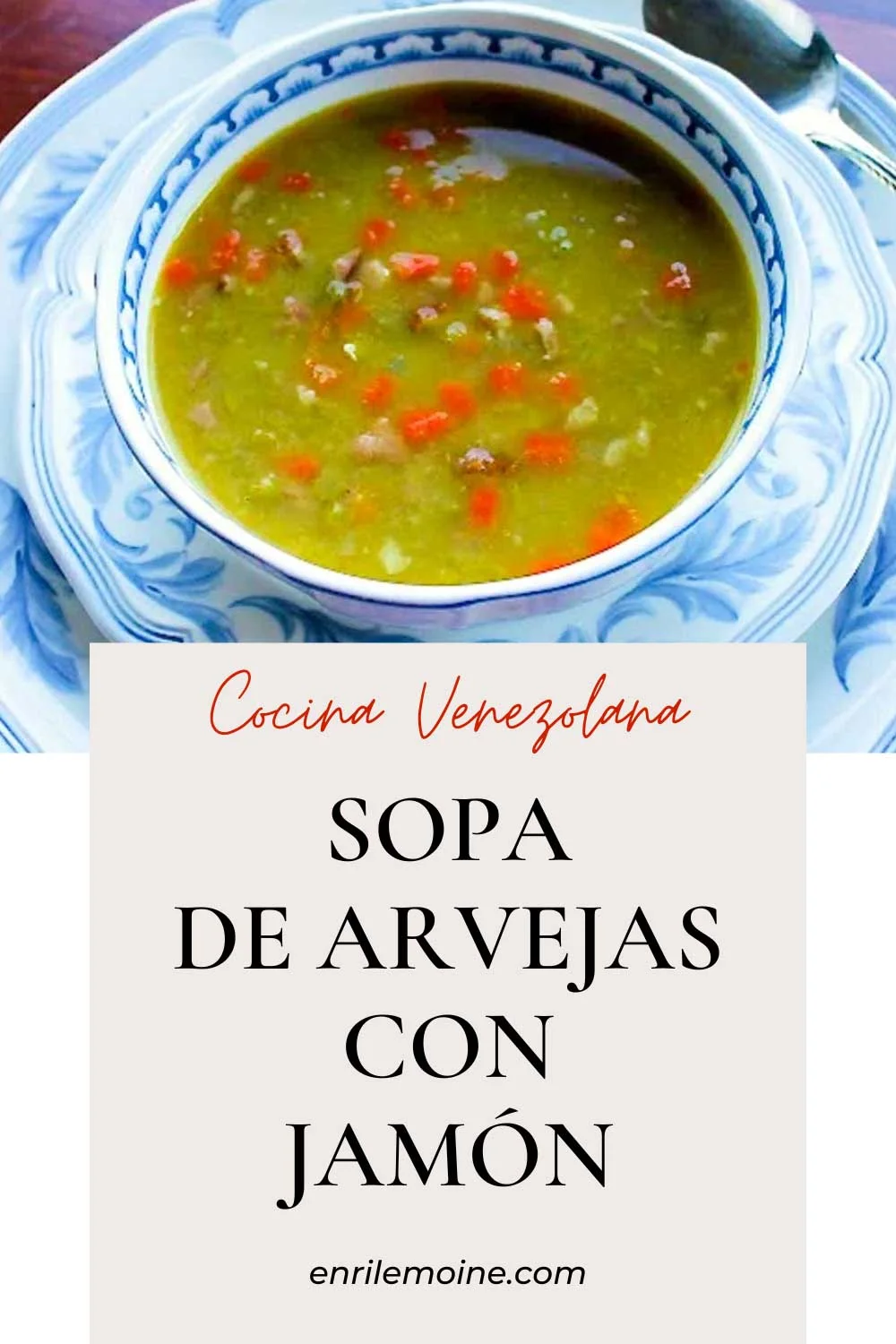 sopa de arvejas con jamøn en un bol banco con arabescos amarillos.