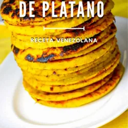 una pila de arepas de plátano en un plato blanco.
