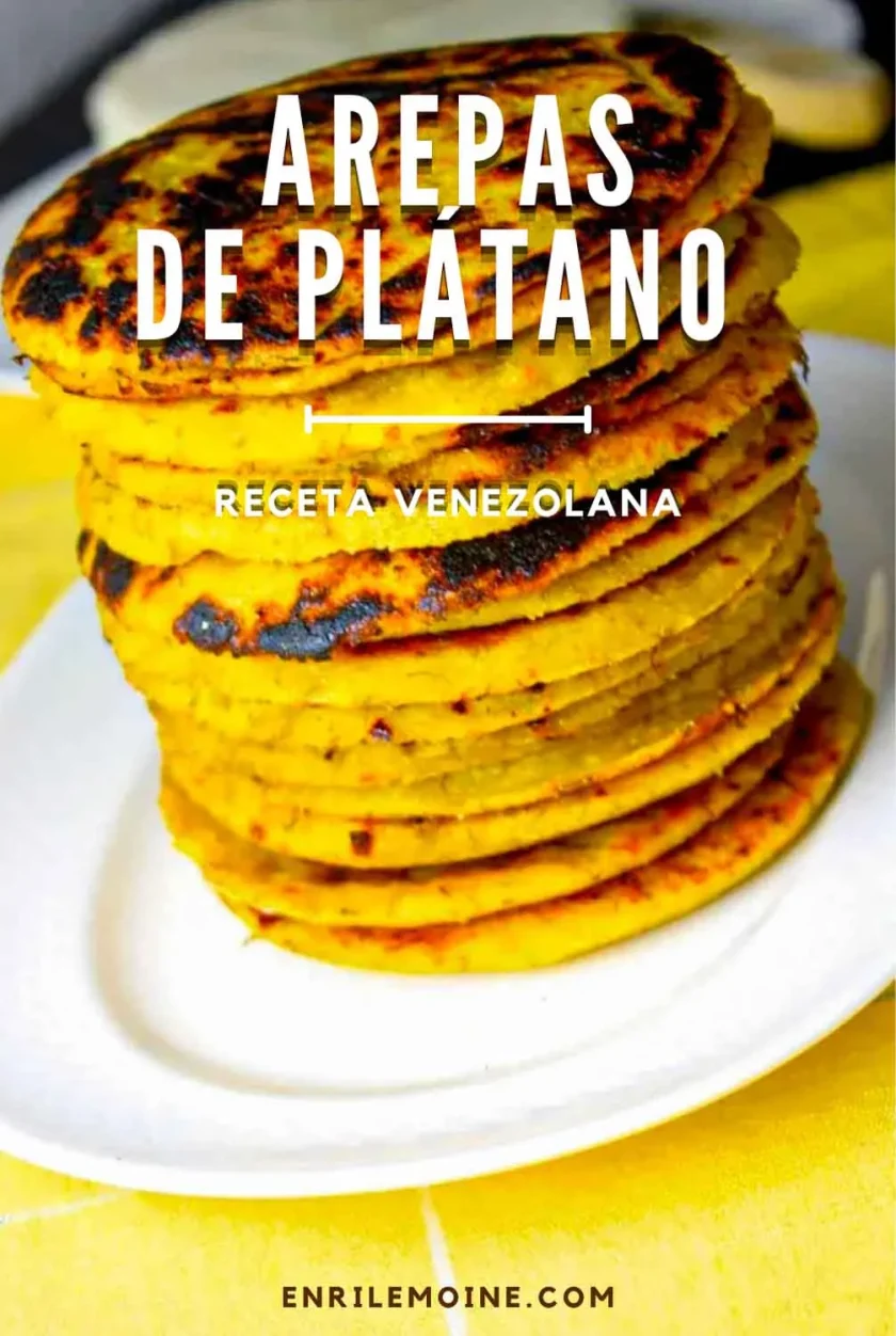 una pila de arepas de plátano en un plato blanco.