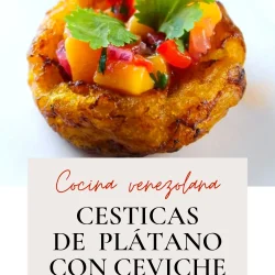 Una cesta de plátano rellena de ceviche de mango, adornada con cilantro, sobre un plato blanco. Texto debajo: "Cestas de Plátano con Ceviche de Mango.