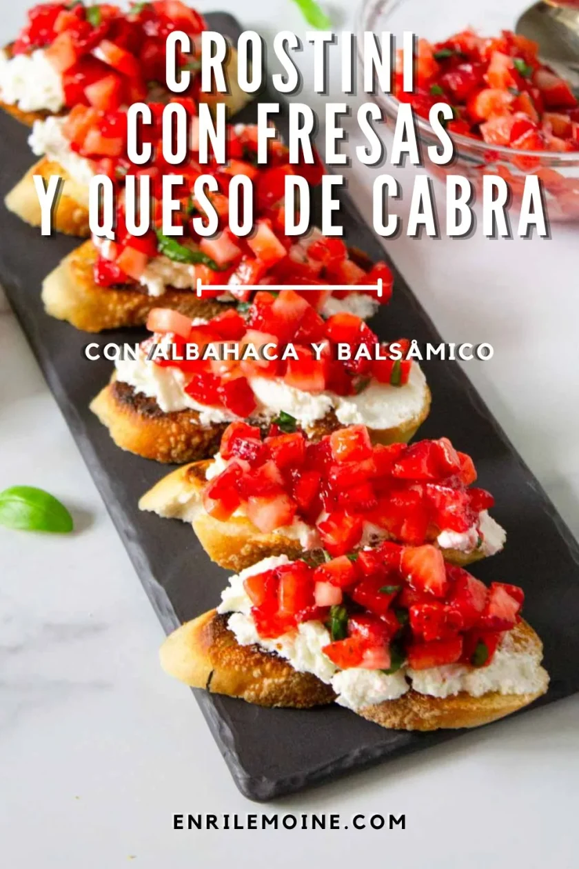 Crostini de fresas con queso de cabra, albahaca y glaseado balsámico, dispuestas en una bandeja rectangular negra. Texto en español que describe el plato.