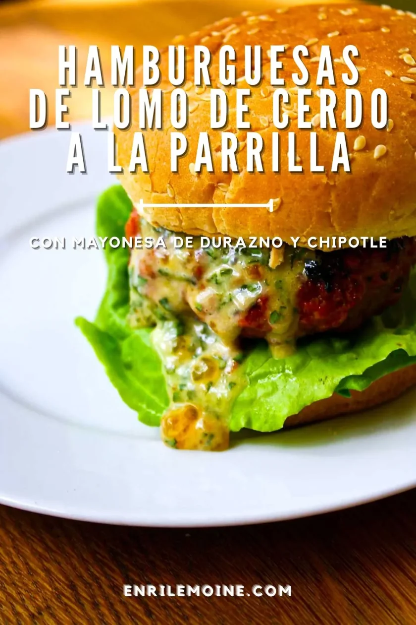 Primer plano de una hamburguesa de lomo de cerdo con lechuga y salsa en un plato blanco. Texto en español que describe hamburguesas de lomo de cerdo a la parrilla con mayonesa de melocotón y chipotle.