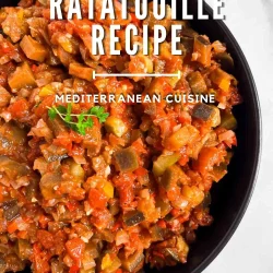 A bowl of Provencal ratatouille, a Mediterranean vegetable stew, viewed from above with text overlay describing cómo hacer ratatouille and its vibrant cuisine.